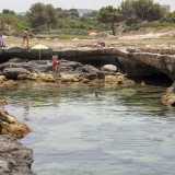 L�Adriatico si pu� comunque conquistare immergendosi da una pi� piccola insenatura adiacente, preceduta da grossi massi disposti a �scaletta�
